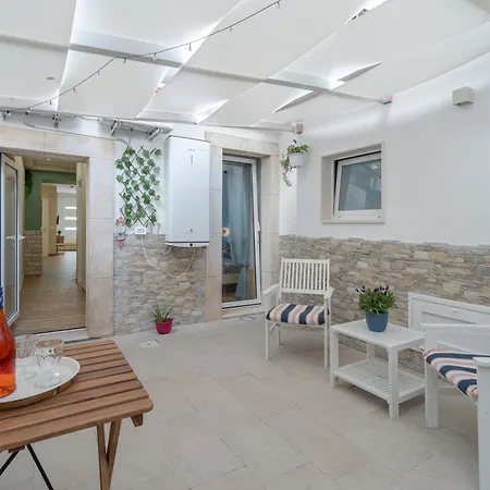 Apartment Solemi *